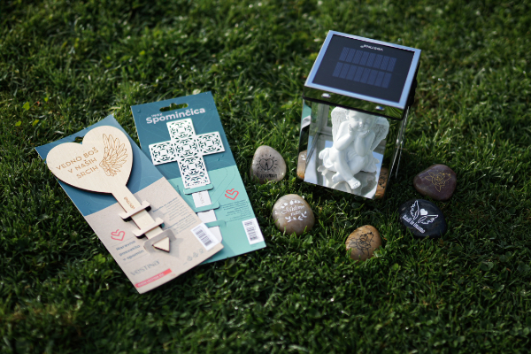 Posebna ponudba sveč in spominskih kamenčkov